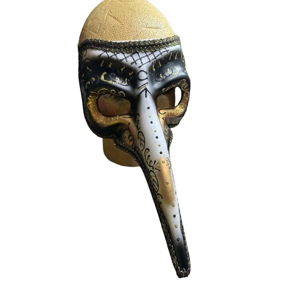 Original Venetian mask in papier-mâché made entirely by hand and decorated by ha